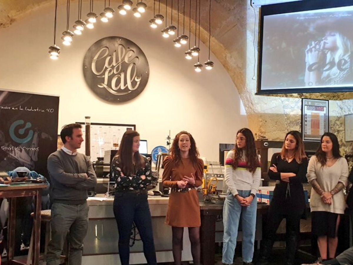 Dolores Padilla, alumna de Smart I4.0 Connect, innova con la «cocreación» de complementos a base de cristal, madera y lava volcánica